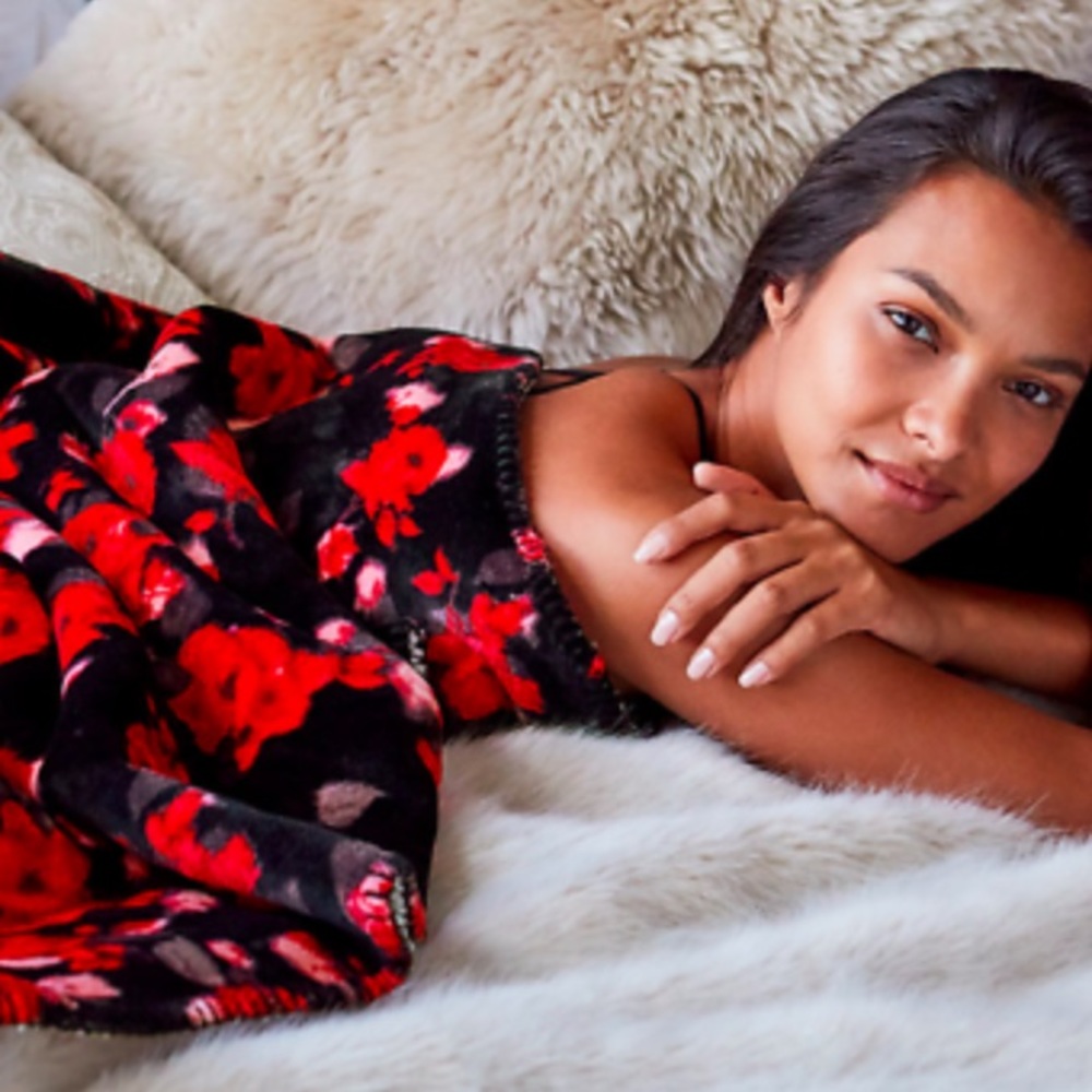 ❤️ VICTORIA'S SECRET Sherpa Blanket Floral NEW